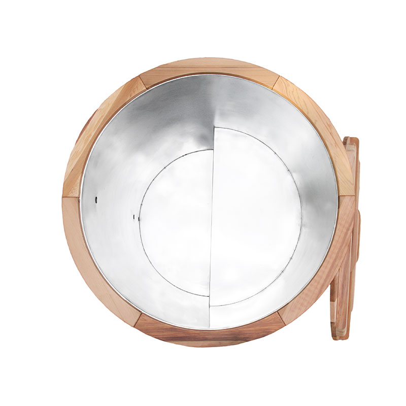 Kaltes Tauchbad aus Holz