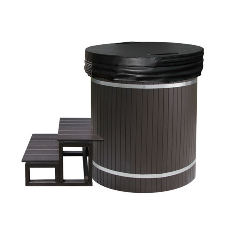 Kaltes Tauchbad aus Holz